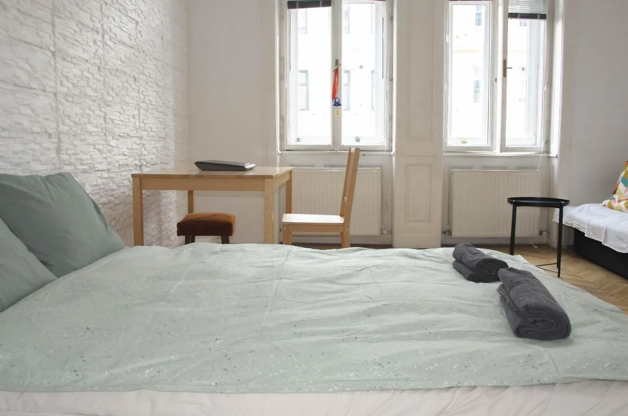 Wonderful Two Bedroom Apartment Вена
